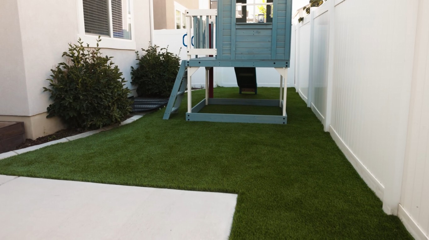 Professional artificial grass installation in Lakeland, FL backyard